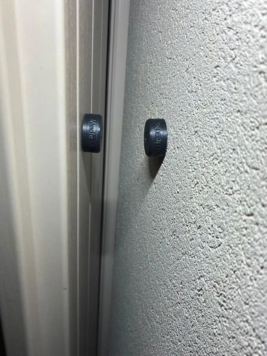 FERMO MAGNETICO per Scuri, Balconi, Porte e Finestre - Con Viti e Distanziali Inclusi (marrone)