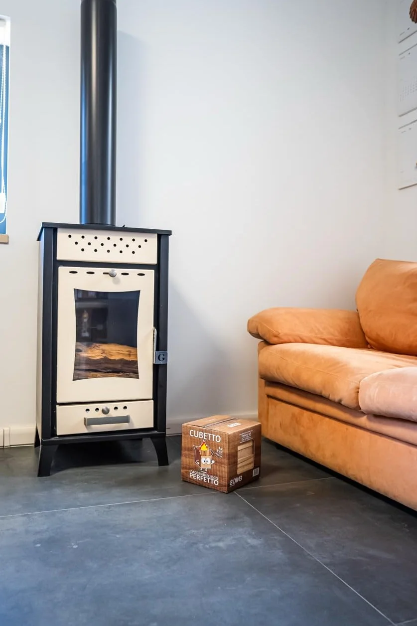 CUBETTO FEMIRO Legnetti Accendifuoco Faggio e Abete – 1 Scatola da 4 kg – Accendi Camino per Camini, Stufe, Forni e Barbecue – Confezione Pulita e Compatta