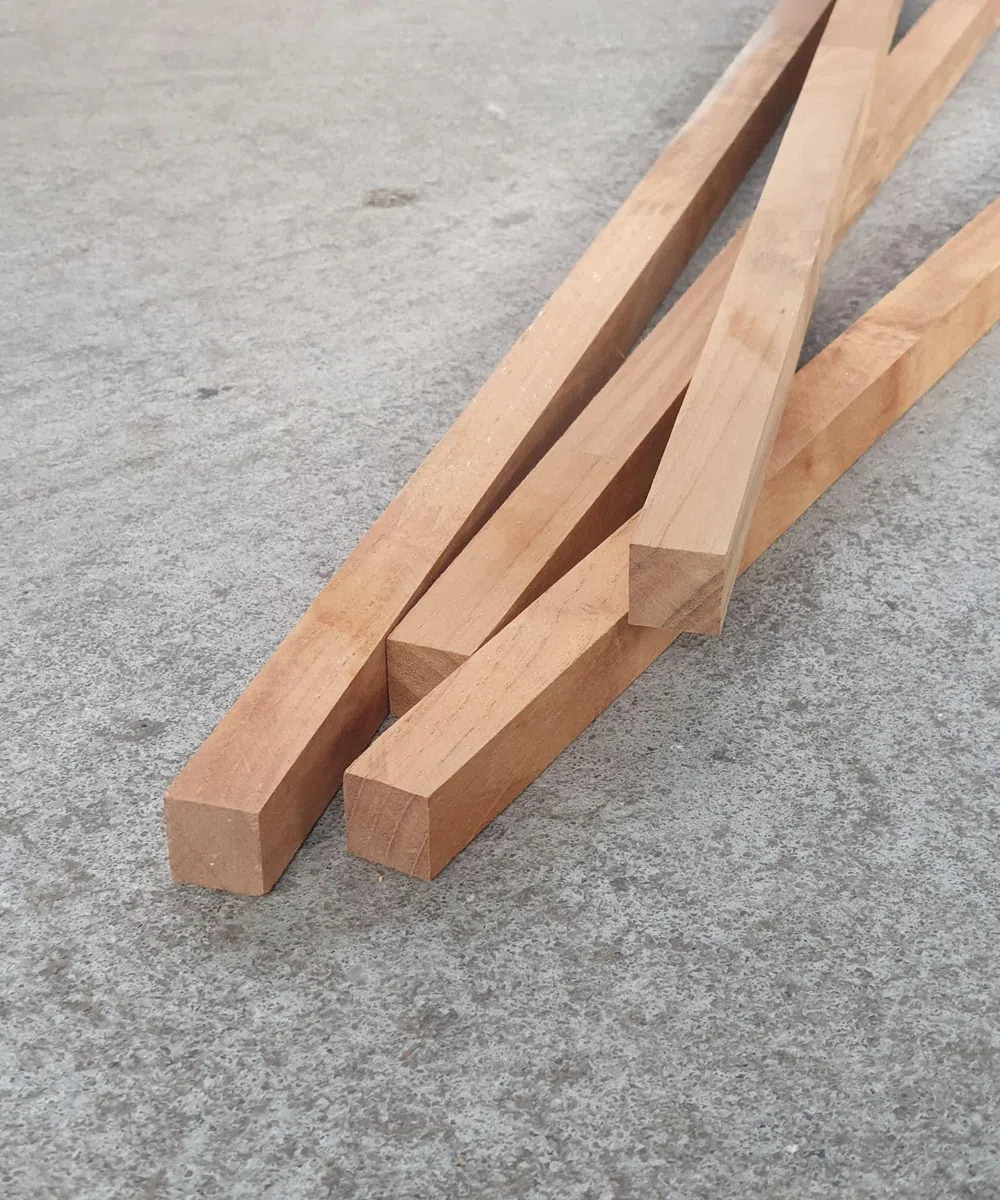 Asta in teak, zincata a cuneo, FSC 100% larghezza 40 mm, spessore 40 mm, lunghezza 10 cm (lunghezza 60 cm)