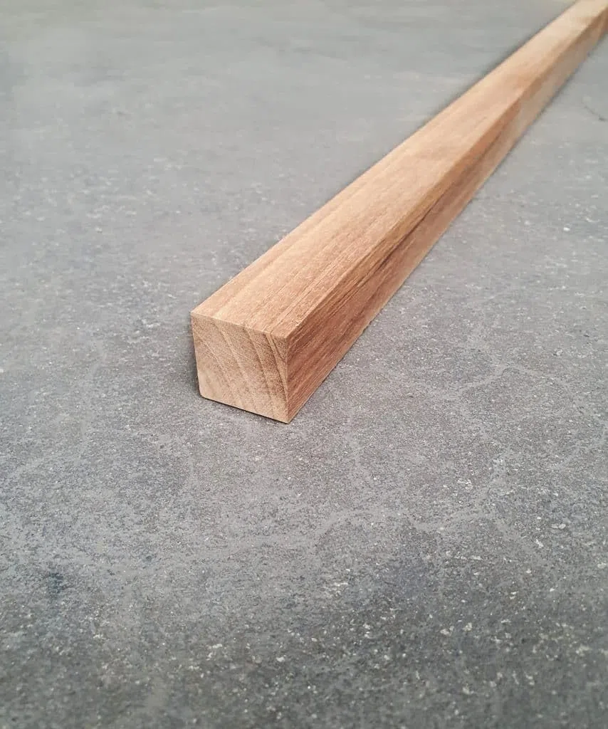 Asta in teak, zincata a cuneo, FSC 100% larghezza 40 mm, spessore 40 mm, lunghezza 10 cm (lunghezza 60 cm)