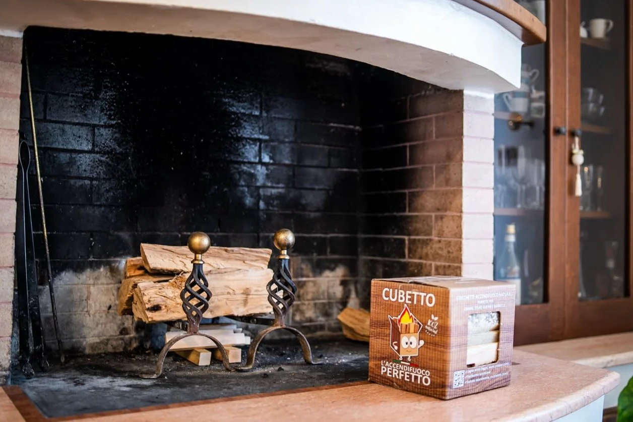 CUBETTO FEMIRO Legnetti Accendifuoco Faggio e Abete – 1 Scatola da 4 kg – Accendi Camino per Camini, Stufe, Forni e Barbecue – Confezione Pulita e Compatta