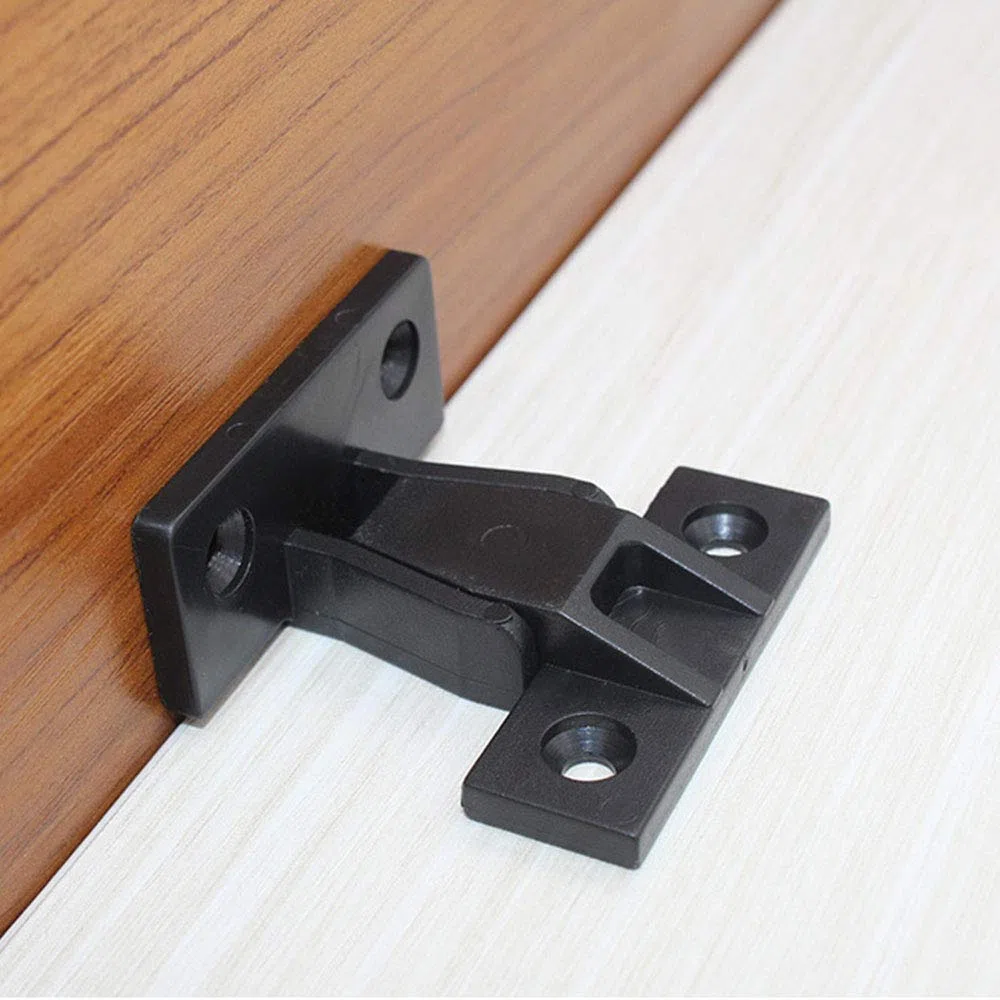 4 pezzi di fissaggio in plastica per zoccolo, fissaggi per pannello clip per il collegamento di pannelli di armadietti, mobili (48 mm x 25 mm x 30 mm)