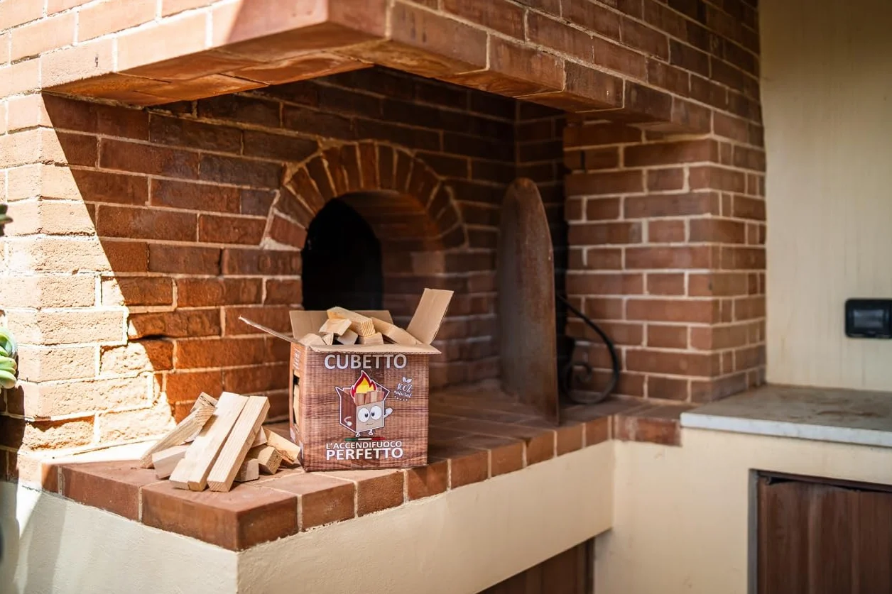 CUBETTO FEMIRO Legnetti Accendifuoco Faggio e Abete – 1 Scatola da 4 kg – Accendi Camino per Camini, Stufe, Forni e Barbecue – Confezione Pulita e Compatta